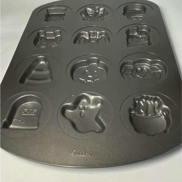 Wilton Halloween themed cookie small cake pan - Picture 1 of 3